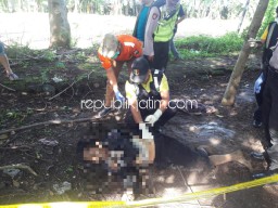 Mayat Pria Misterius Tergeletak di Taman Tepi Sungai MAN Sidoarjo