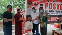 Anggota DPR RI, Ina Ammania Berikan Bantuan APD Untuk Tenaga Medis Ngawi