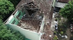 Atap Gedung SMPN 1 Mantingan Ngawi Ambruk