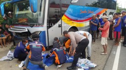 Bus Sumber Selamat Tabrak Pasutri Pengendara Motor Belok Mendadak, 1 Tewas 1 Luka
