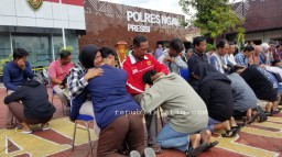 Sempat Diamankan Polisi Karena Bikin Onar, Puluhan Pesilat Ini Menangis Dihadapan Orang Tuanya