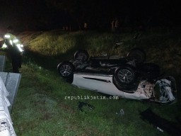 Fortuner Ditumpangi Rombongan Ketua PCNU Jember Terbalik di Tol Ngawi, 1 Tewas 2 Luka