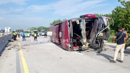 Pulang Dari Kampanye Ganjar-Mahfud di GBK, Bus Rombongan Satgas Partai Hanura Terguling di Tol Ngawi 2 Tewas Puluhan Luka