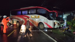 Hindari Mobil Belok Mendadak, Bus Mira Tabrak Warung dan Lampu APILL