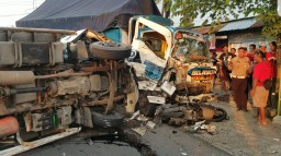 Hilang Kendali Saat di Turunan, Truk Muat Kayu Jati Tabrak Pemotor dan Truk Melon