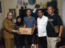 Pjs Bupati Sidoarjo Jenguk Pekerja Migran Sidoarjo Korban Penipuan Kerja di Kamboja yang Baru Pulang