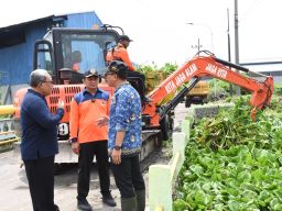 Dinas PUBM dan SDA Dibantu BPBD Jatim dan Sidoarjo Normalisasi Sungai Buntung Tanjungsari Taman