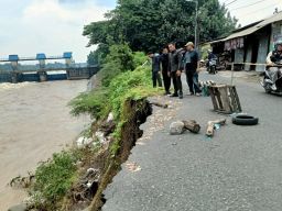 Dewan Sidoarjo Desak Dinas PUBM dan SDA Segera Perbaiki Jalan Ambrol Mliriprowo Tarik Gunakan Dana BTT