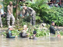 Antisipasi Banjir Susulan, Pemkab dan Kodim 0816 Sidoarjo Bersihkan Sungai Pelayaran Tawangsari Taman