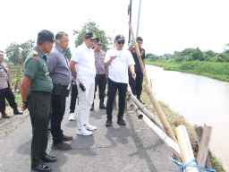 Bakal Pakai Angggaran BTT, Plt Bupati Sidoarjo Minta Segera Tangani Jalan Ambles di Prambon