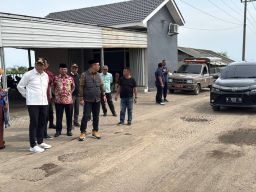 Plt Bupati Sidoarjo Sidak Jalan Rusak Banjar Kemuning Sedati, Janjikan Bakal Segera Diperbaiki Bulan Ini