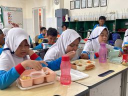 Peringati Hari Gizi Nasional di SD Al Muslim Dimeriahkan Sehat dan Ceria Senam serta Sarapan Pagi Bersama