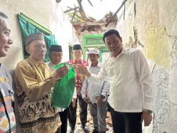 Plt Bupati Sidoarjo Sidak RTLH Hampir Roboh di Fisik Cemandi Sedati yang Ditinggali Pria Tua Hidup Sebatangkara