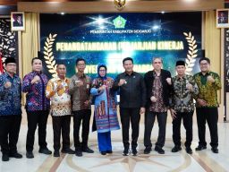 Plt Bupati Sidoarjo Serahkan Penghargaan SAKIP dan IPP ke OPD yang Beri Layanan Terbaik