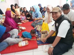 KADIN Sidoarjo Serahkan Ratusan Paket Sembako dan Kebutuhan Balita untuk Korban Banjir di Kedungbanteng Tanggulangin