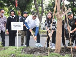 Mitra Keluarga Regional Jatim Gelar CSR Penghijauan Bersama Plt Bupati Sidoarjo, Tanam 125 Bibit Pohon Pule