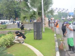 Ratusan ASN Sidoarjo Diterjunkan Ikut Kerja Bakti Bersihkan dan Percantik Taman dan Pedestrian Jalan Raya