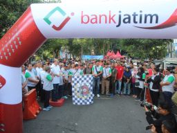 Ribuan Orang Ramaikan Jalan Sehat Bareng PWI Jatim, Ratusan Peserta Terima Hadiah Hiburan Bikin Bahagia