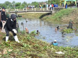 Warga Kedungsumur Krembung Ramai-Ramai Ikut Jihad Rawat Kali Kedungkampil Bersama Ratusan ASN
