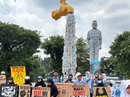 Tarik Simpati Warga, Siswa SMA Al Muslim Kampanye Peduli Sampah Lewat Orasi di Depan Gedung Grahadi Surabaya