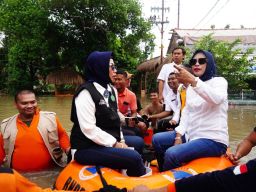 Wabup dan Ketua PKK Sidoarjo Kompak Kunjungi Korban Banjir di Krian dan Porong