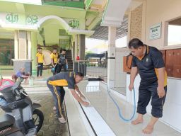 Sambut Ramadhan 1446 Hijriyah, Polisi Sidoarjo Bersih - Bersih Masjid dan Musala di Kota Delta