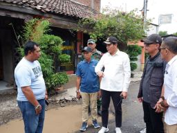 Bupati Sidoarjo Sidak Jalan Rusak di Kureksari Waru, Targetkan Perbaikan Sebelum Lebaran dengan Betonisasi
