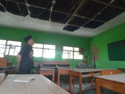 Kurang Ruang Kelas dan Bangunan Memprihatinkan, Dua SDN di Sukodono Sidoarjo Siswanya Terpaksa Belajar Uyel-Uyelan