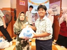 Bersihkan Hati Lewat Berbagi, Yayasan Al Muslim Bagikan 1.443 Sembako untuk Yatim dan Kaum Dhuafa di Sekitar Sekolah
