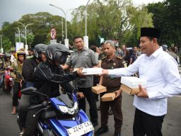Forkopimda Sidoarjo Bagikan 4.000 Paket Takjil untuk Penggunaan Jalan di Depan Monumen Jayandaru