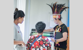 Memperingati Hari Kartini, Seluruh Insan BRI Mulyosari Kenakan Busana Tradisional Dayak