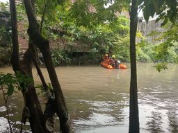 Perempuan Lansia 85 Tahun Dikabarkan Hanyut Terjebur Sungai Buntung Bungurasih Waru