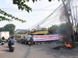 Pemkab Sidoarjo Normalisasi Afvoer Bono Pepelegi, PKL Beri Jalan Alat Berat Meski Awalnya Aksi Bakar Ban
