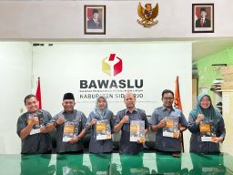 Bawaslu Sidoarjo Luncurkan Buku Jejak Pengawasan: Dari Lensa Kamera ke Ruang Demokrasi