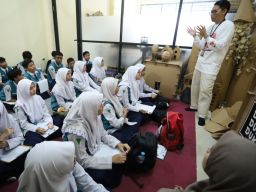 Peringati Hari Bumi, Siswa SMP Al Muslim Kunjungan Industri Ramah Lingkungan Manfaatkan Kardus Sisa Jadi Bahan Kebutuhan