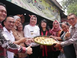 Wabup Sidoarjo Tawarkan Kuliner Khas Kue Lumpur Saat Kunjungan Kerja Komisi A DPRD Kota Malang
