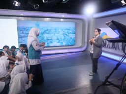 Dikenalkan Dunia Pertelevisian, Siswa SMP Al Muslim Antusias Ikuti Field Trip ke Studio JTV Surabaya