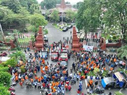 Sediakan Makan Bareng 1.000 Bungkus, Bupati Sidoarjo Temui Ribuan Buruh Saat Peringatan Mayday