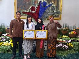Peringatan Hardiknas 2025, Dua Siswi SMAN 4 Sidoarjo Borong Penghargaan dari Gubernur Jatim