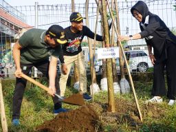 Bupati Sidoarjo Pimpin Kerja Bakti Tanam Pohon Pule di Taman Ilyushin Juanda