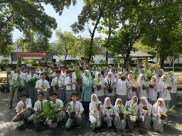 Siswa SMA Al Muslim Rayakan Kelulusan Dengan Aksi Nyata Peduli Lingkungan Tanam Pohon di Sekitar Sekolah