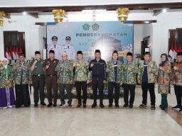 Jamaah Tertua Berusia 87 Tahun, Bupati Lepas Keberangkatan CJH Kloter 20 Asal Sidoarjo