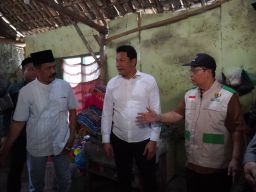 Janji Belikan Almari, Bupati Sidoarjo Bantu Renovasi 2 Rumah Warga Miskin di Balongbendo