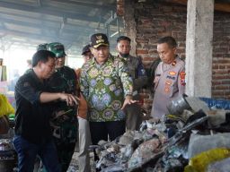 Sidak Kampung Produsen Tahu Tropodo Krian, Bupati Sidoarjo Tawarkan Alternatif Pakai Kayu Bakar dan Gas