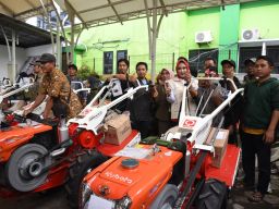 Dibagikan Wabup, Belasan Kelompok Tani di Sidoarjo Terima Bantuan 15 Hand Traktor dan 1 Alsintan