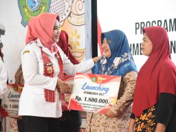 Wabup Bagikan BLT Rp 300.000 Per Bulan untuk Buruh Pabrik Rokok di Sidoarjo