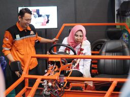 Kepincut Mobil Listrik SMK YPM 8, Wabup Mimik Idayana Dorong Generasi Muda Sidoarjo Mampu Berdaya Saing