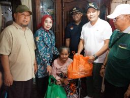 Wujud Nyata Kepedulian Pemerintah Daerah, Bupati Sidoarjo Beri Kursi Roda untuk Warga Miskin di Krian