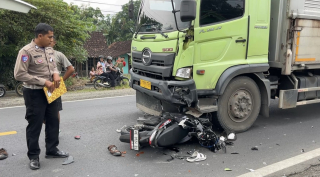 Diduga Mengantuk, Pemotor Oleng Tabrak Truk Tronton 2 Orang Luka