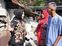 Wabup Sidoarjo Kunjungi Penderita Mata Buta Di Sawotratap Gedangan, Komitmen Kurangi RTLH Bagi Warga Miskin